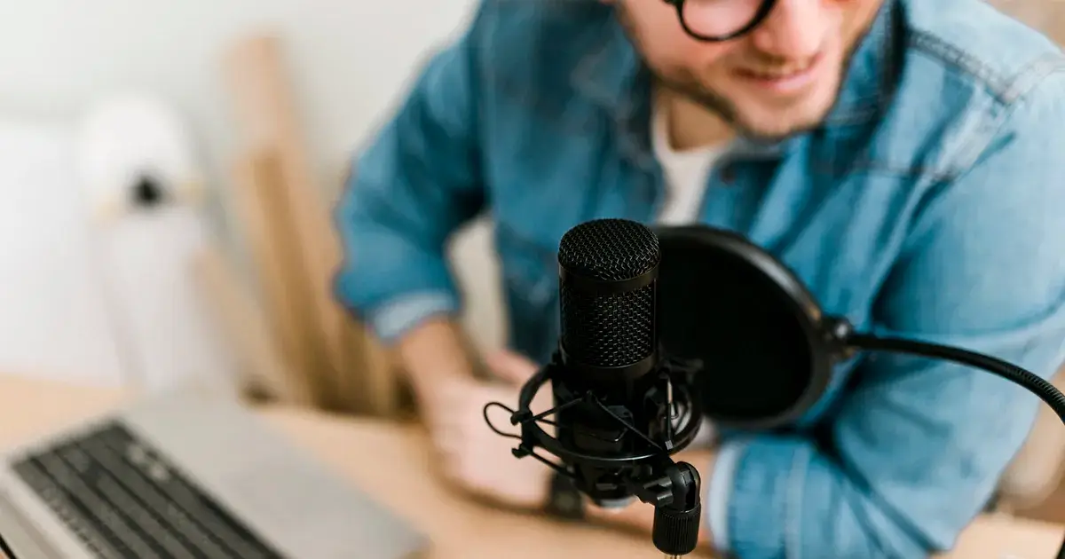 37 de los mejores podcasts de hotelería para escuchar en 2025